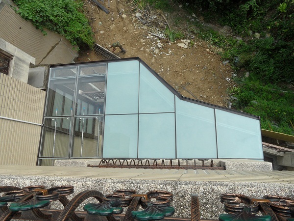 屋頂5+5膠合玻璃，搭配透光晾衣區