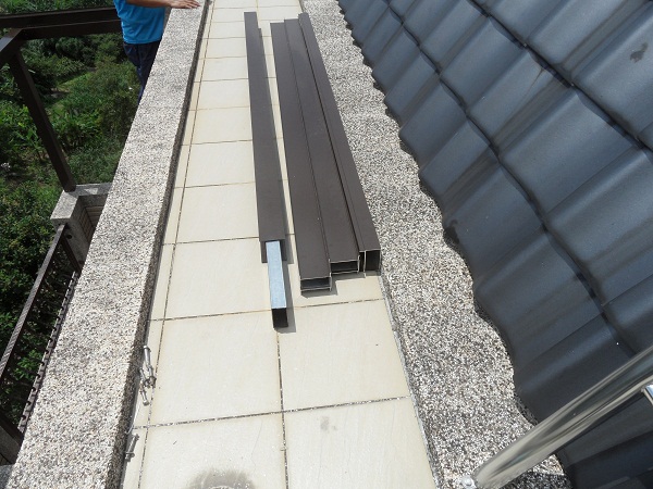 頂樓後陽台：材料顏色咖啡色、屋頂材料為雙材質鋁包鋼