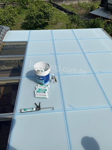 屋頂玻璃採用5+5膠合白膜.搭配4格透光性玻璃
玻璃間隙.矽利康灌好灌滿