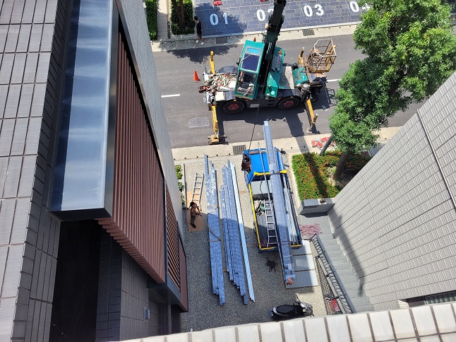本工程為頂樓露臺使用吊車將材料吊至施工區域