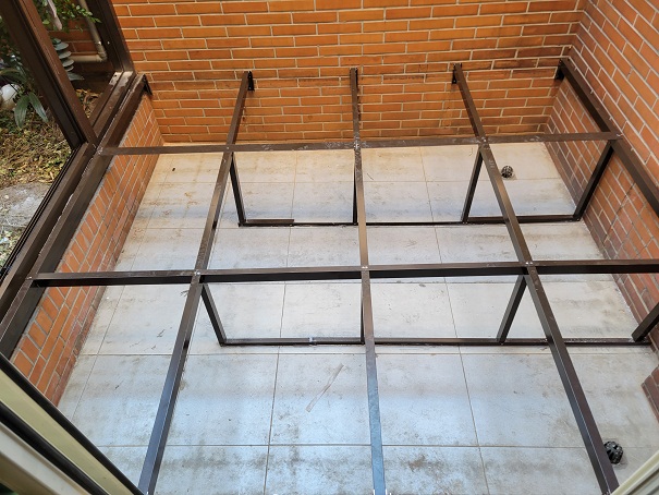 地板骨架採用鋁骨架,(不釘地板),南方松厚度3.8公分地排水上方兩處,要活動的以便維