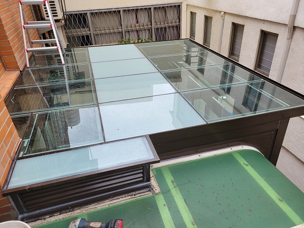 屋頂玻璃採用5+5膠合玻璃,透光與遮陽依客戶需求管道間側邊與正面採用固定百葉對流