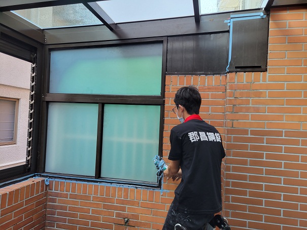 右側與鄰居採固定窗5mm噴砂強化玻璃 ,管道間用鋁板包覆加簡易式活動蓋維修方
