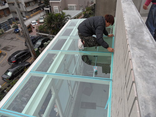 屋頂玻璃採用8mm淺綠色強化玻璃.將玻璃與玻璃跟牆壁間以貼著紙膠帶