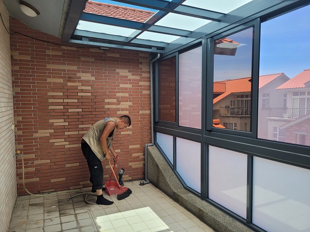 屋頂採用白膜膠合玻璃搭配透光區,屋頂跟建物下方加防漏水槽.內部裝潢才安心
