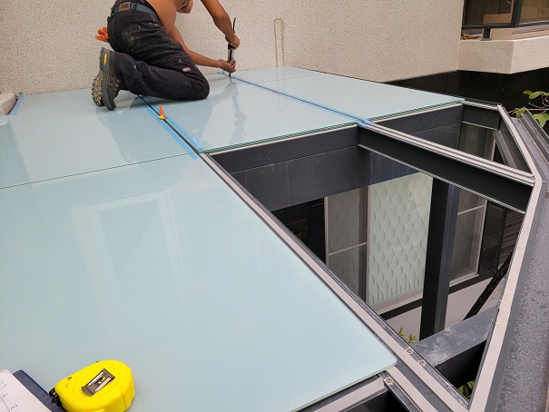 玻璃前置作業單面膠防震條確實貼於材料上,屋頂採用5+5白膜膠合玻璃