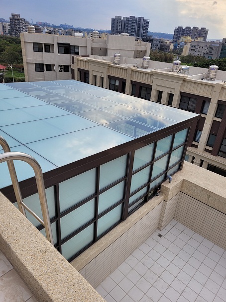 屋頂玻璃採用5+5白膜遮陽性搭配透光性5光+5綠