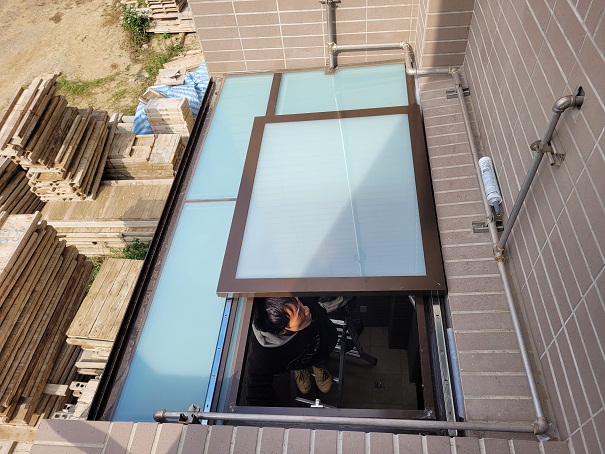 空調主機放置玻璃屋上方平台.加開滑蓋人員維修使用大小依照室外機尺寸製作