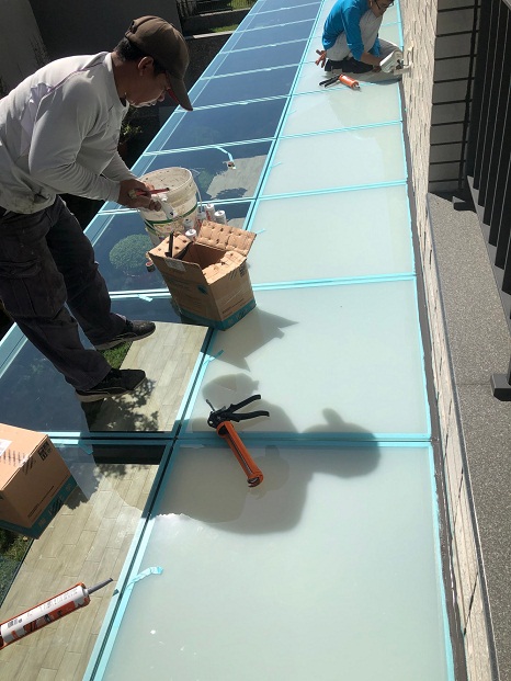 屋頂玻璃採用5+5白膜膠合搭配5+5綠透明膠合