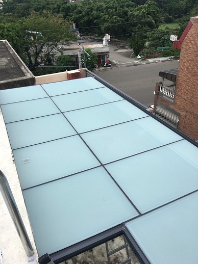 屋頂採用5+5膠合玻璃專注細節~~執著創新~~成就完美~~