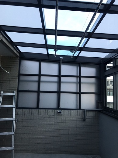 左側跟鄰居部分採用固定窗豆腐格5mm噴砂強化(玻璃不超過65*65)