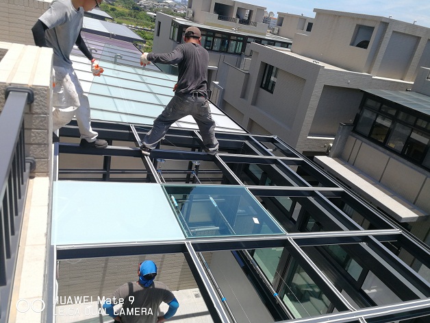 屋頂採用5+5膠合玻璃.前置作業要確實將單面膠(防震條)貼於材料上