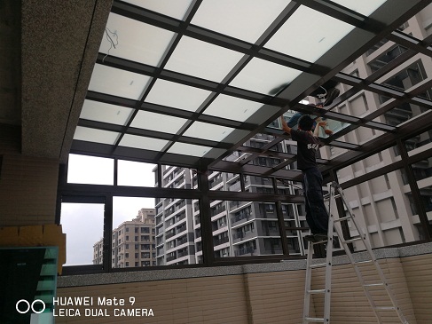 屋頂玻璃為5+5白膜膠合玻璃衣架上方搭配少許透光性玻璃