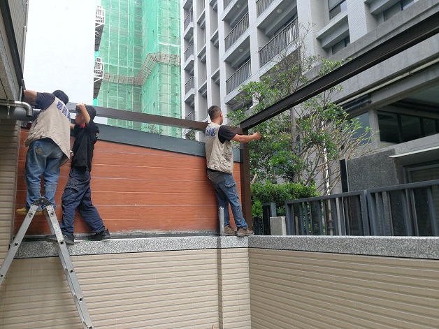 本工程為一樓後陽台.材料顏色採用咖啡色