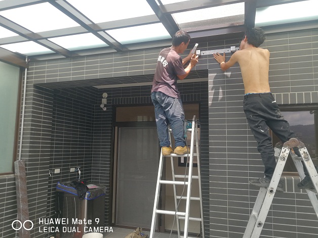 屋頂採用5+5白膜膠合玻璃安裝上水塔人孔滑蓋,將爬梯設計為活動式不占空間