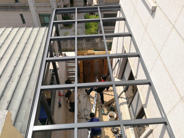 側邊陽台(設計為半開放式)正面為開放式,側邊與鄰戶採用南方松防腐材.間隔2.5公分
