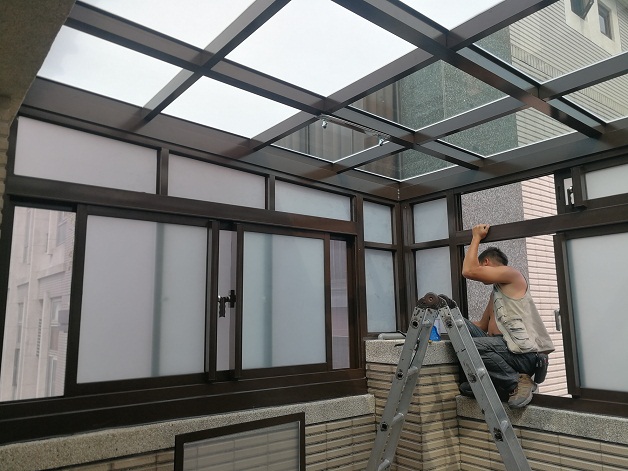 右側高級密窗(三拉式)5MM噴砂強化玻璃,正面氣密窗因地形搭配固定窗