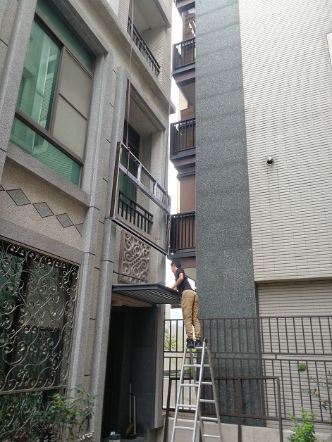 又是一個吊車無法使用.要翻山越嶺到中庭靠人力將整座玻璃屋材料吊至頂樓