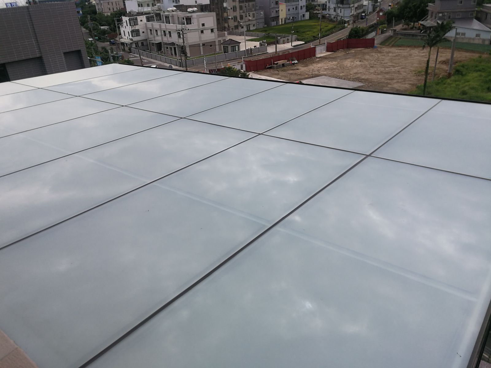 屋頂採用5+5膠合屋頂採用5+5膠合白膜玻璃