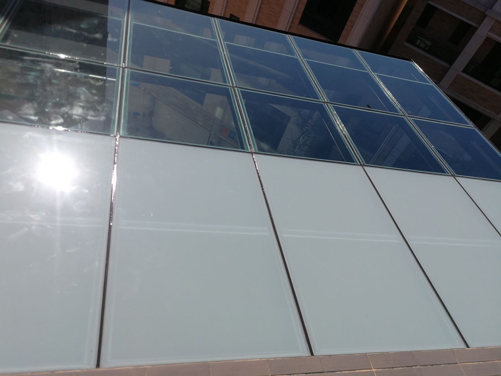 屋頂玻璃採用5+5白膜膠合玻璃搭配5光+5綠透明膠合玻璃