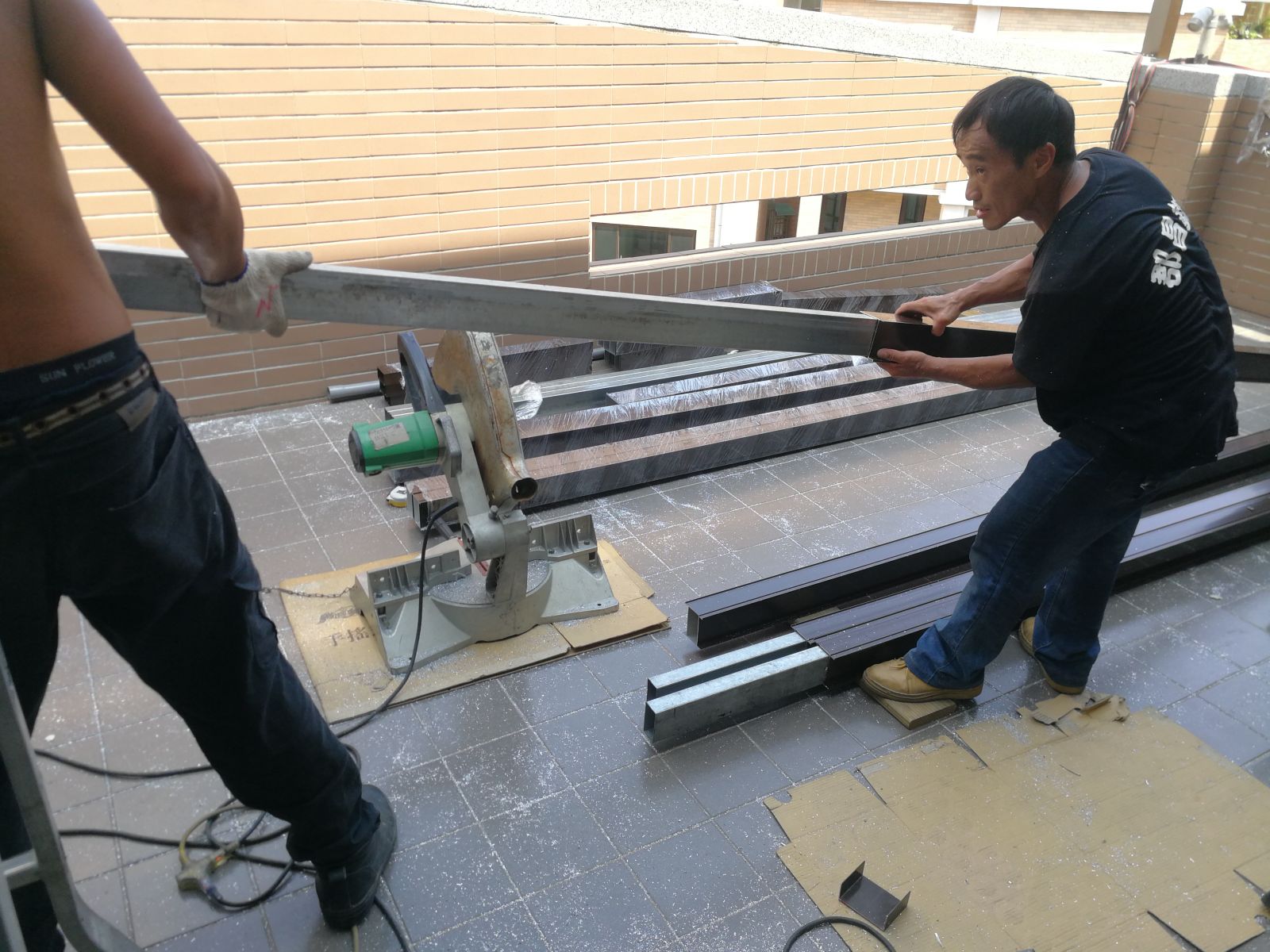 屋頂材料採用雙材質鋁+鋼管