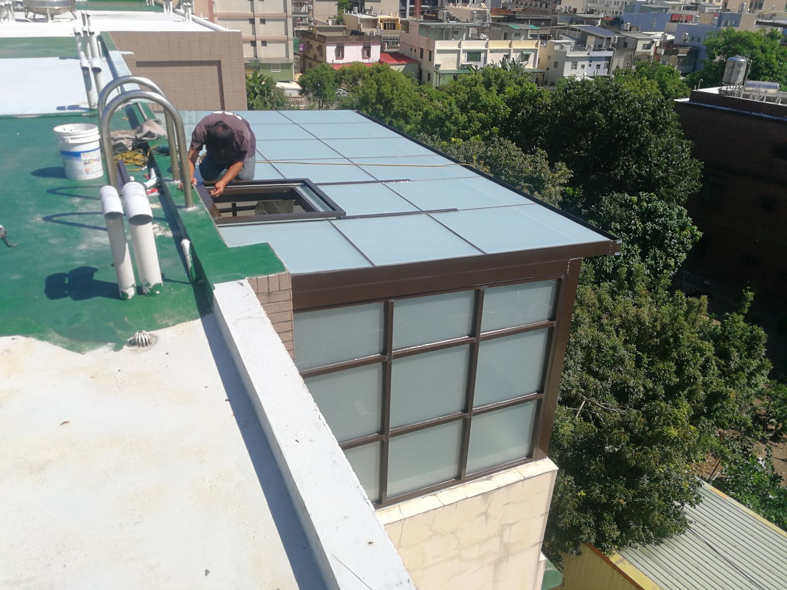 屋頂採用5+5膠合白膜玻璃,加開人孔滑蓋