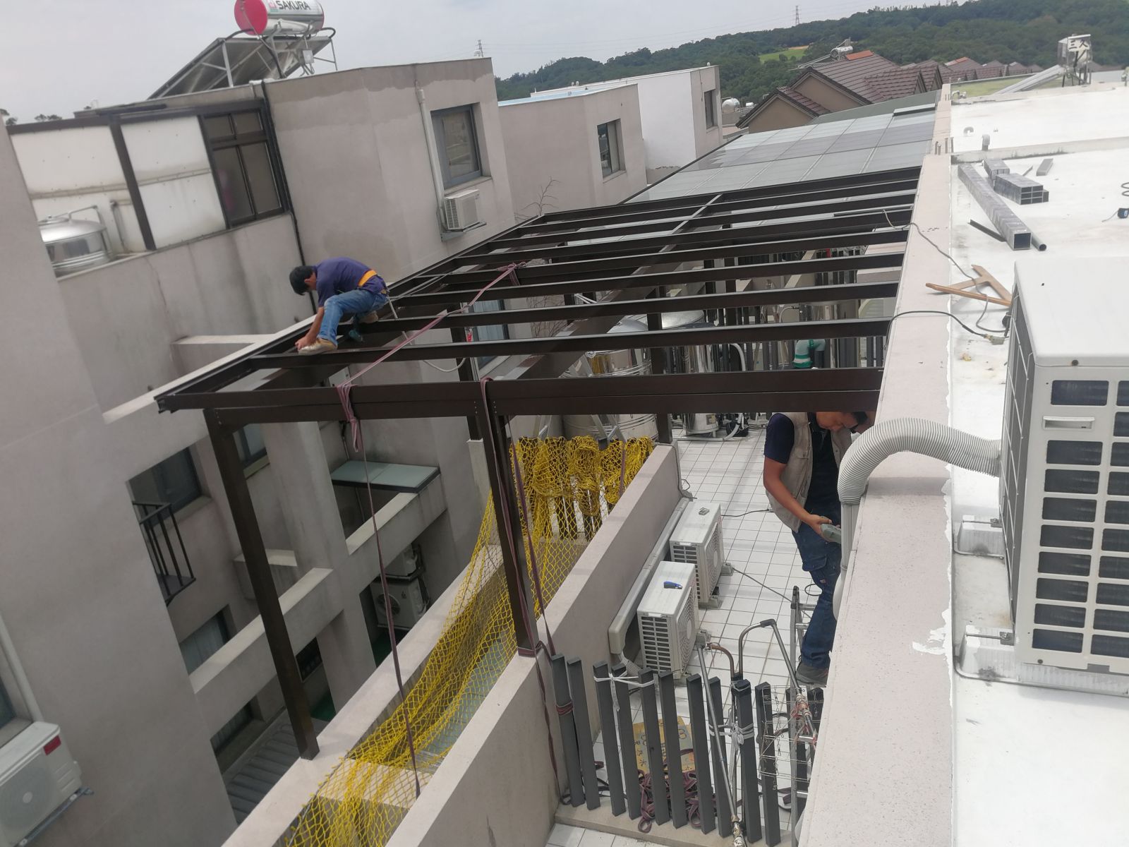 屋頂材質採用雙材質鋁包鋼,施工一律採用完整性雙架構之做法