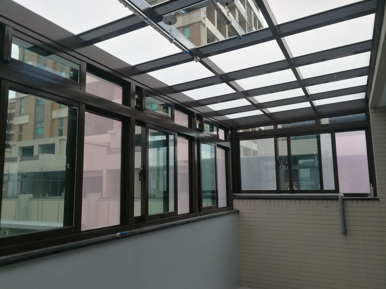右側採用高級氣密窗5mm綠色強化玻璃(景觀式三拉窗)將陽台內左右兩側透氣管網外接出