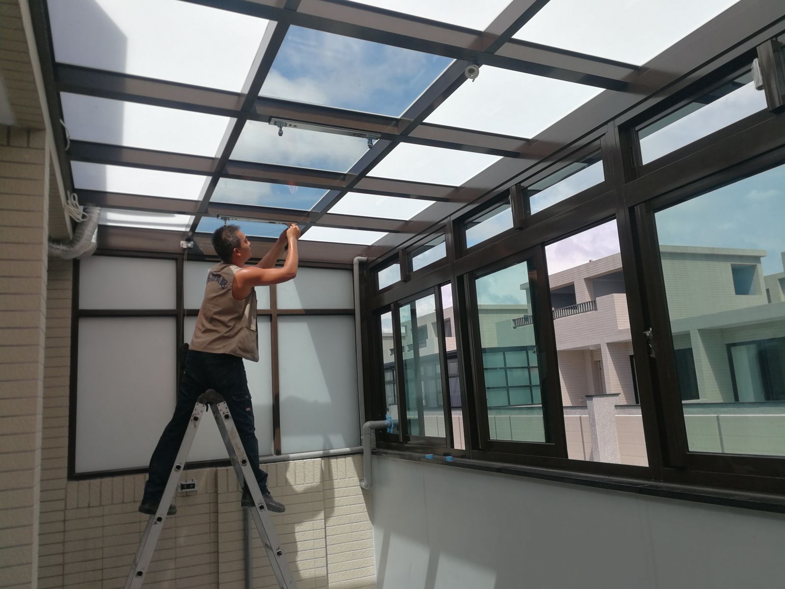 左側採用固定窗5mm噴砂強化玻璃屋頂採用5+5白膜膠合玻璃,晾衣區搭配4格5光+5綠透明膠合