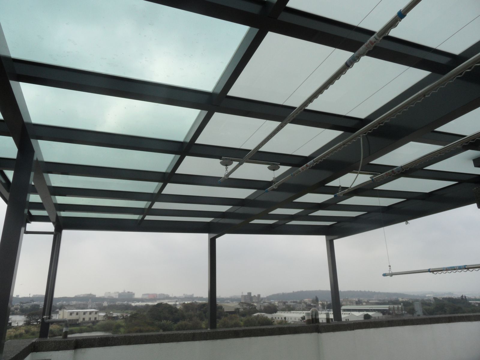 屋頂採用5+5白膜膠合玻璃1/3透光性搭配2/3遮陽性