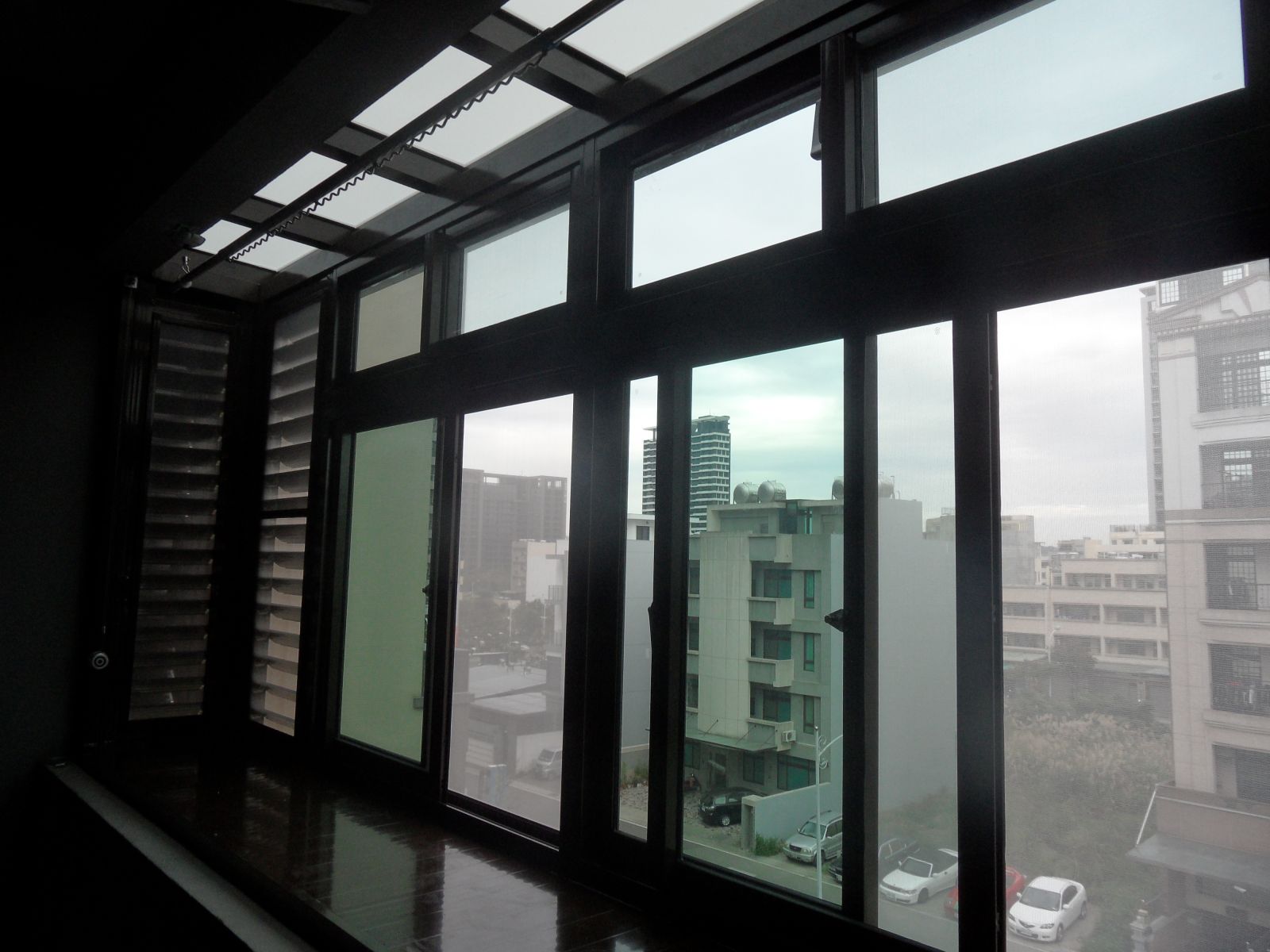 屋頂採用5+5膠合白膜玻璃.外凸於正面35公分,讓氣窗能隨時開啟保持通風.雨水不或潑進屋內