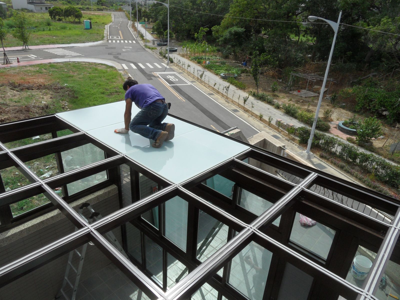屋頂玻璃採用5+5膠合玻璃,玻璃前置作業確實將單面膠(防震條)黏貼於骨架上