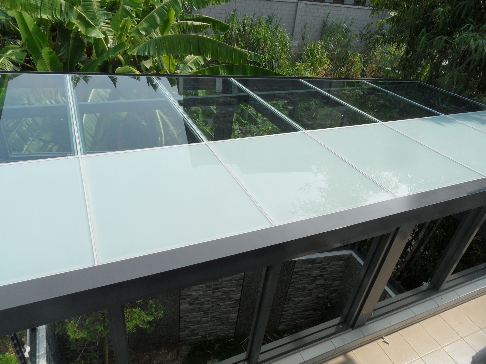 屋頂玻璃以及欄杆部份採用5+5膠合玻璃2/3採光性.1/3遮陽性
