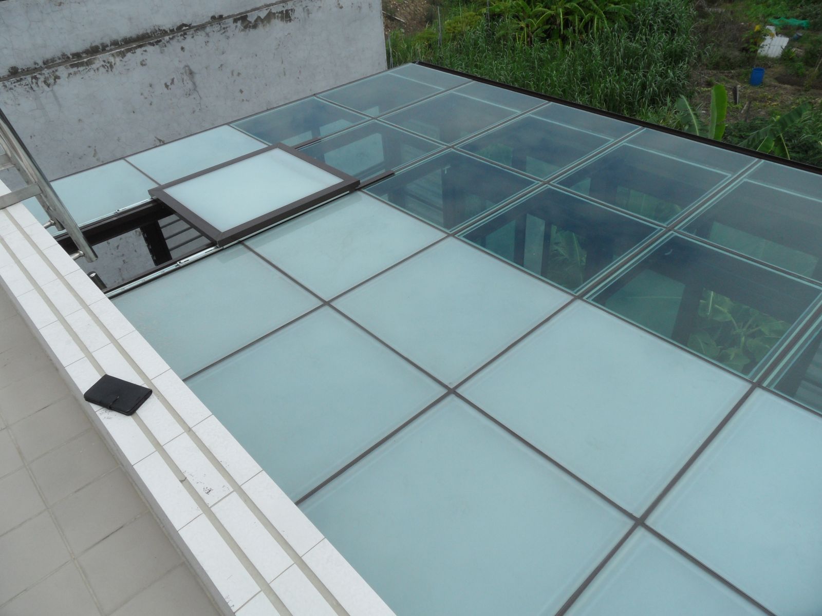 屋頂玻璃採用5+5膠合玻璃,1/2為為遮陽區.1/2為透光區(晾衣區)