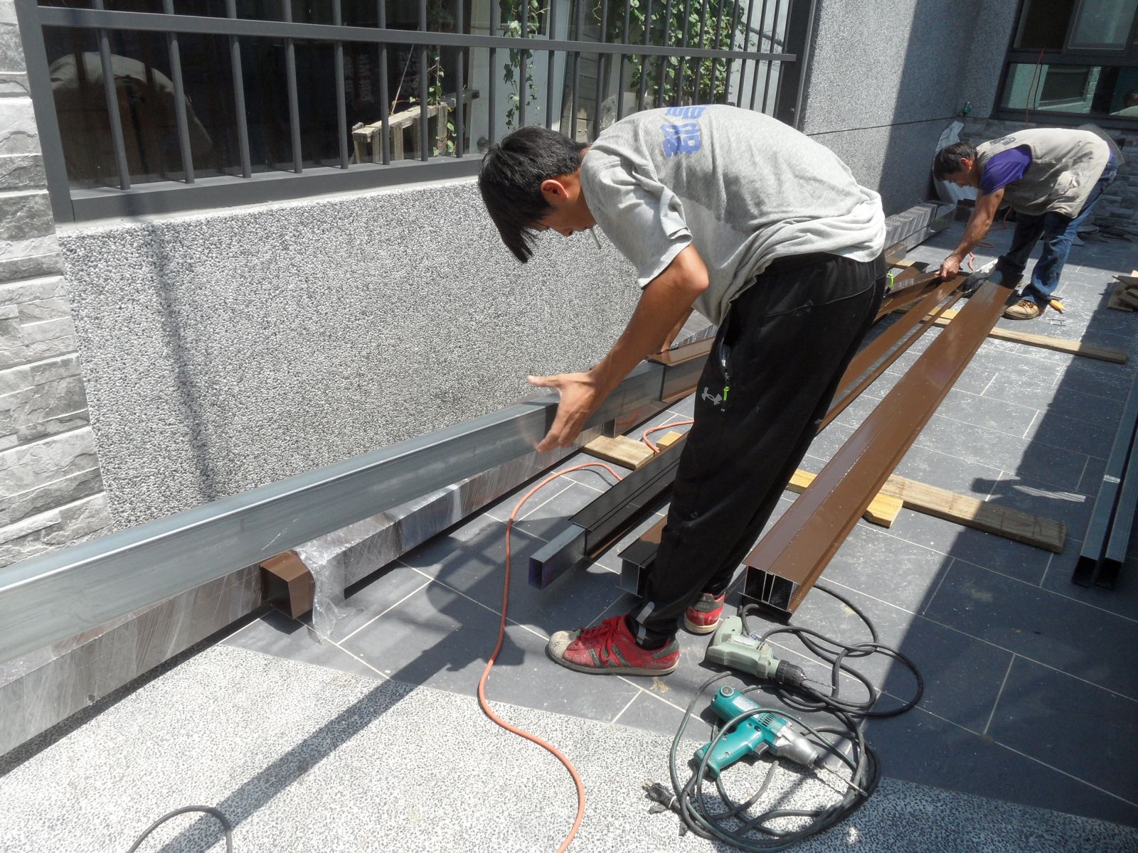 材質採用雙材質鋁+鋼,在一樓先將屋頂材料內套鋼管