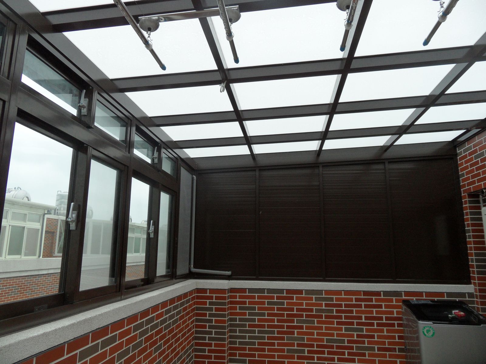 屋頂玻璃採用5+5膠合白膜玻璃,正面2組活動百葉窗搭配3組氣密窗