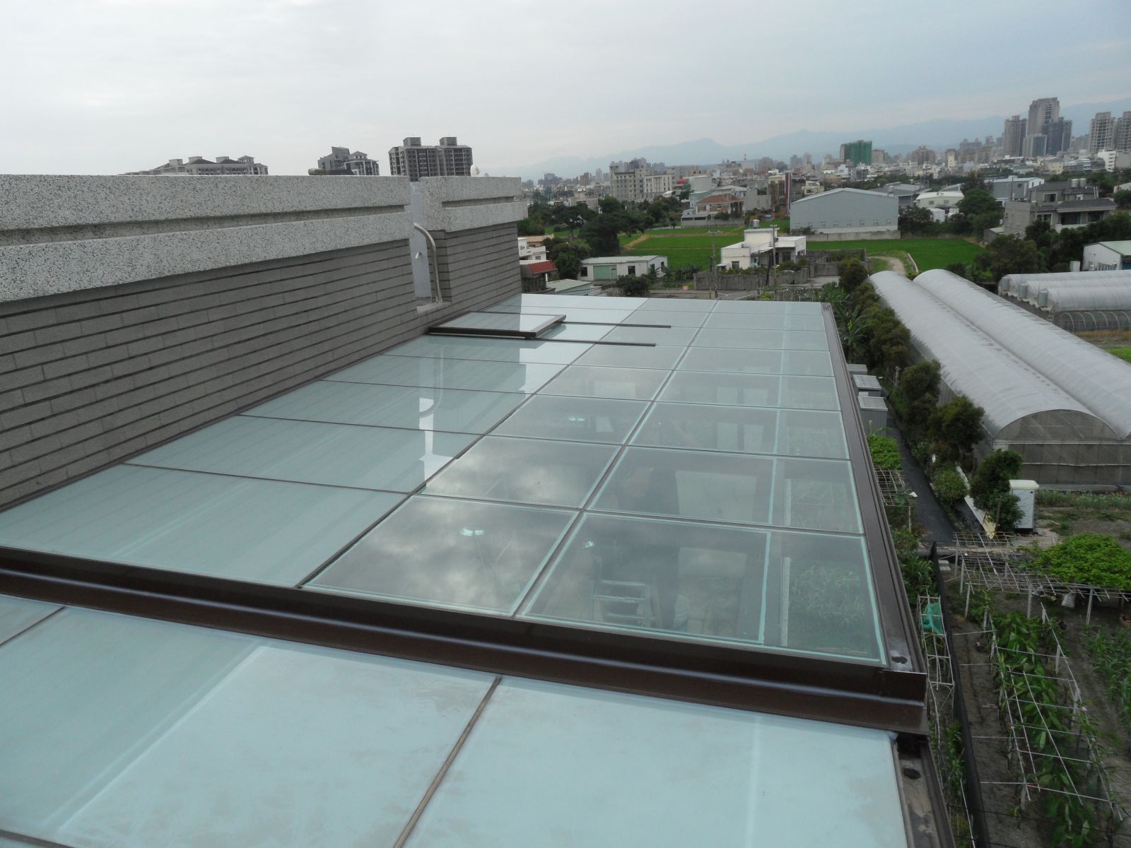 屋頂玻璃為5+5膠合玻璃.分為遮陽區及採光區,堅持品質.所以燦爛