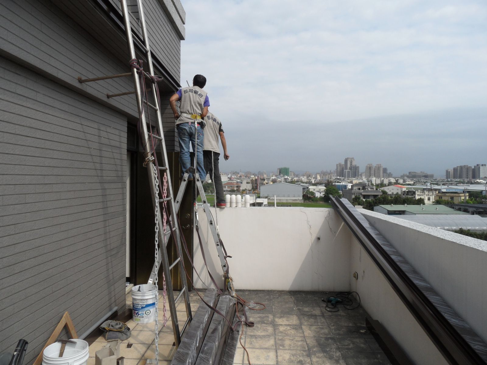 工程為頂樓前陽台,顏色採用咖啡色系列,屬於邊間安全帶一定要繫上