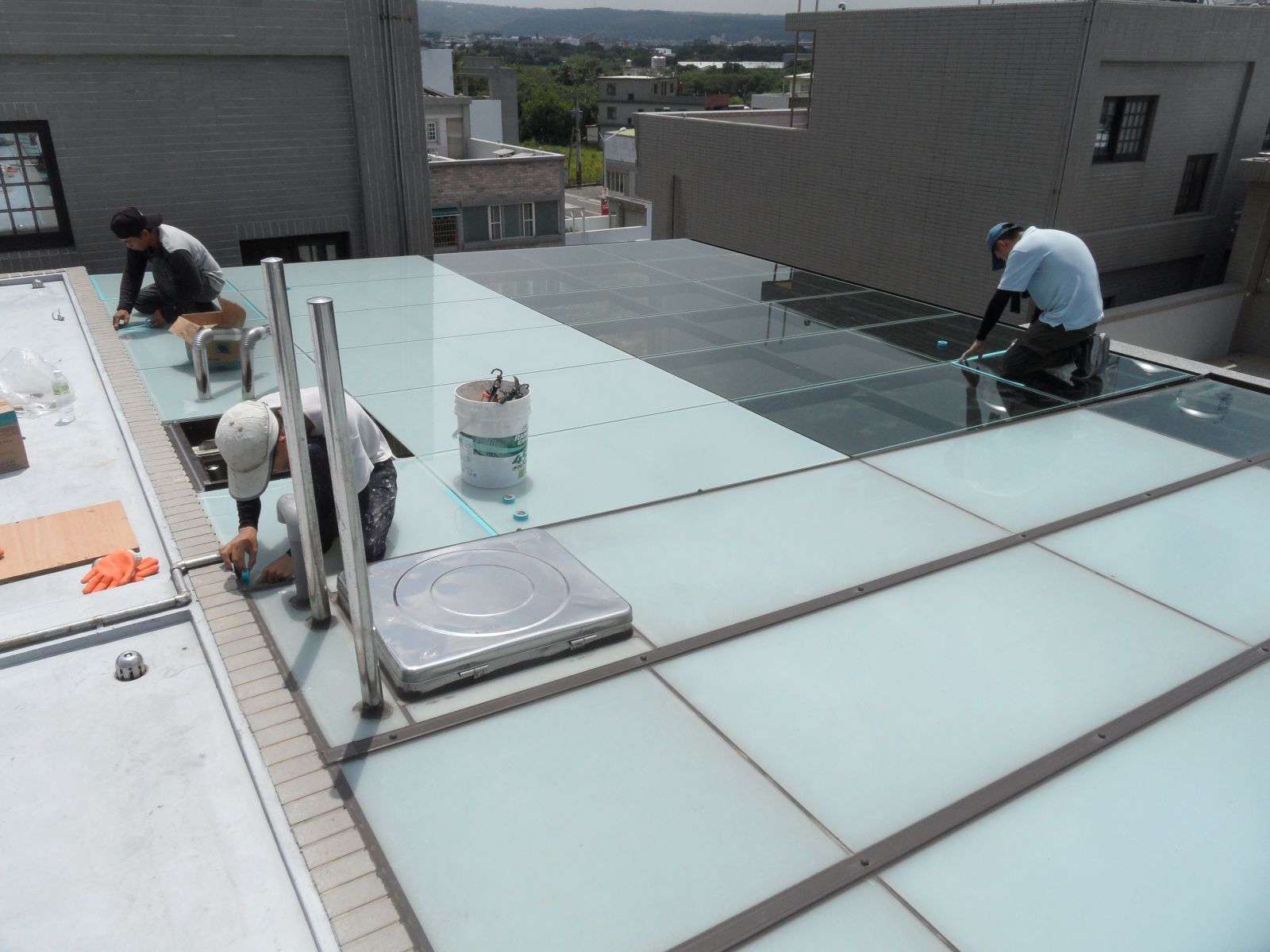 屋頂玻璃採用5+5膠合玻璃室內為遮陽區,室外為透光區
