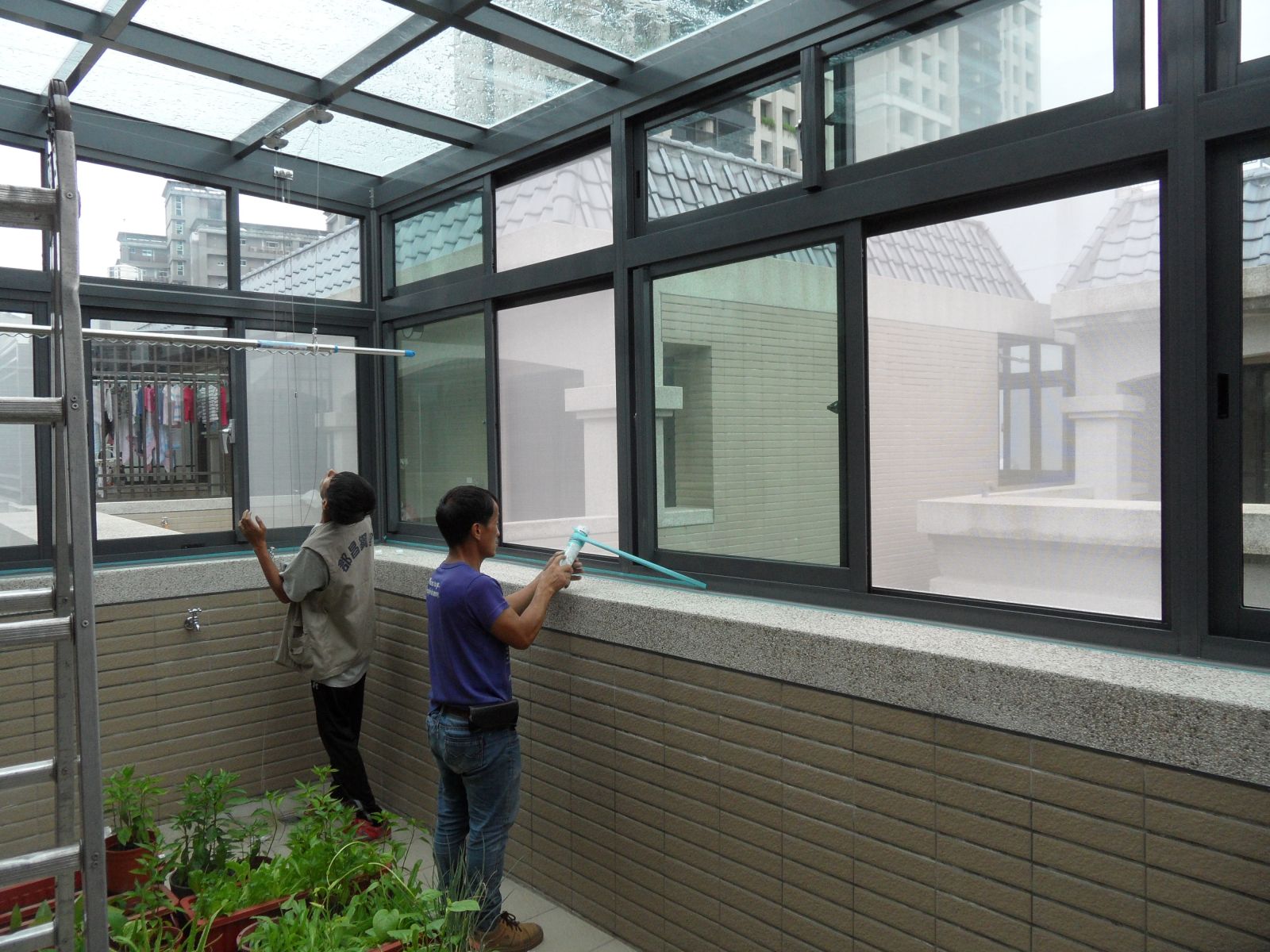 屋頂全採用5+5綠色膠合玻璃.左側及正面採用高級氣密窗5mm綠色強化玻璃.