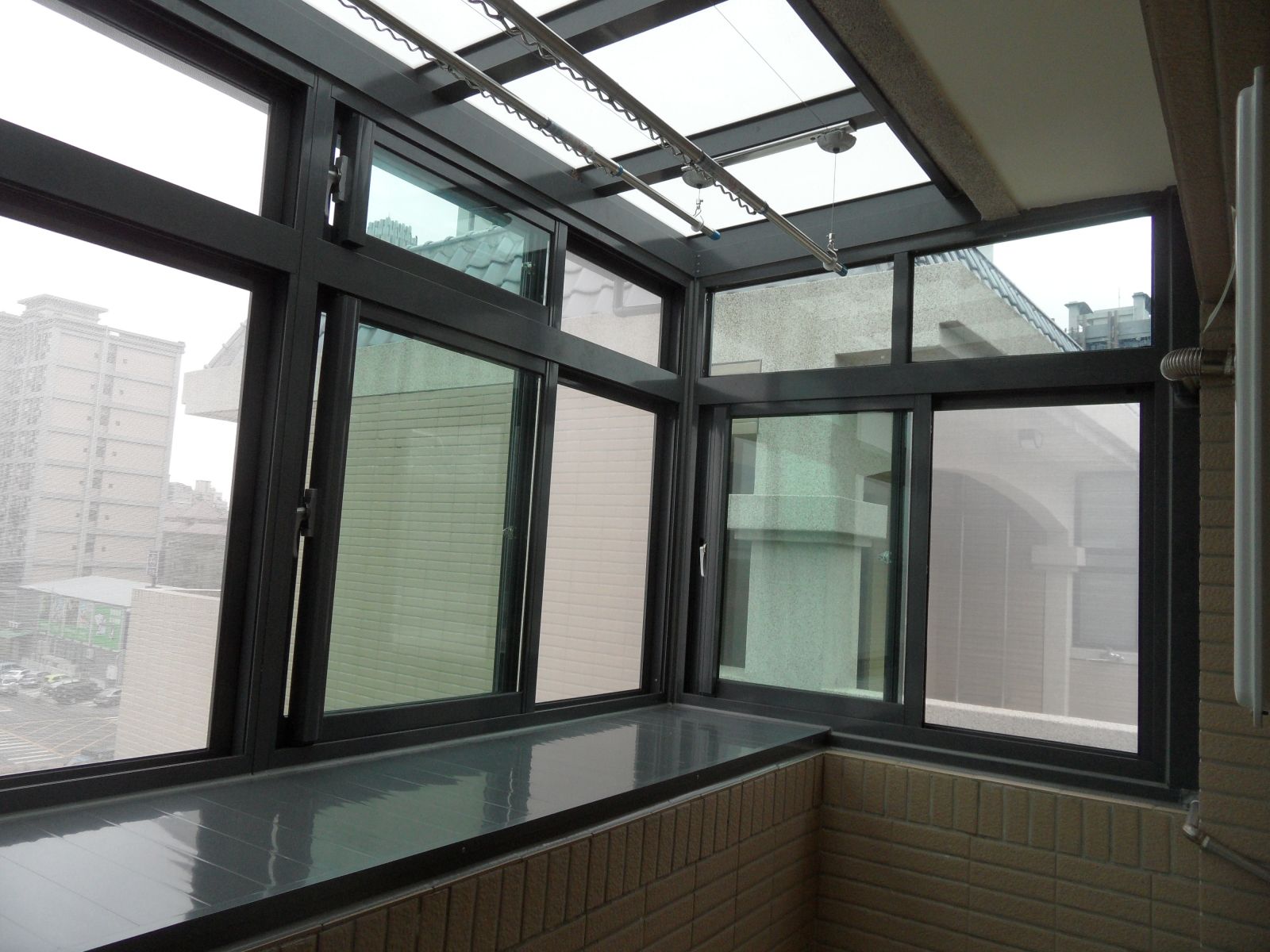 屋頂採用5+5膠合白膜玻璃,底盤面板覆蓋雙面鋁板室內屋頂附贈一組手搖式升降晾衣架