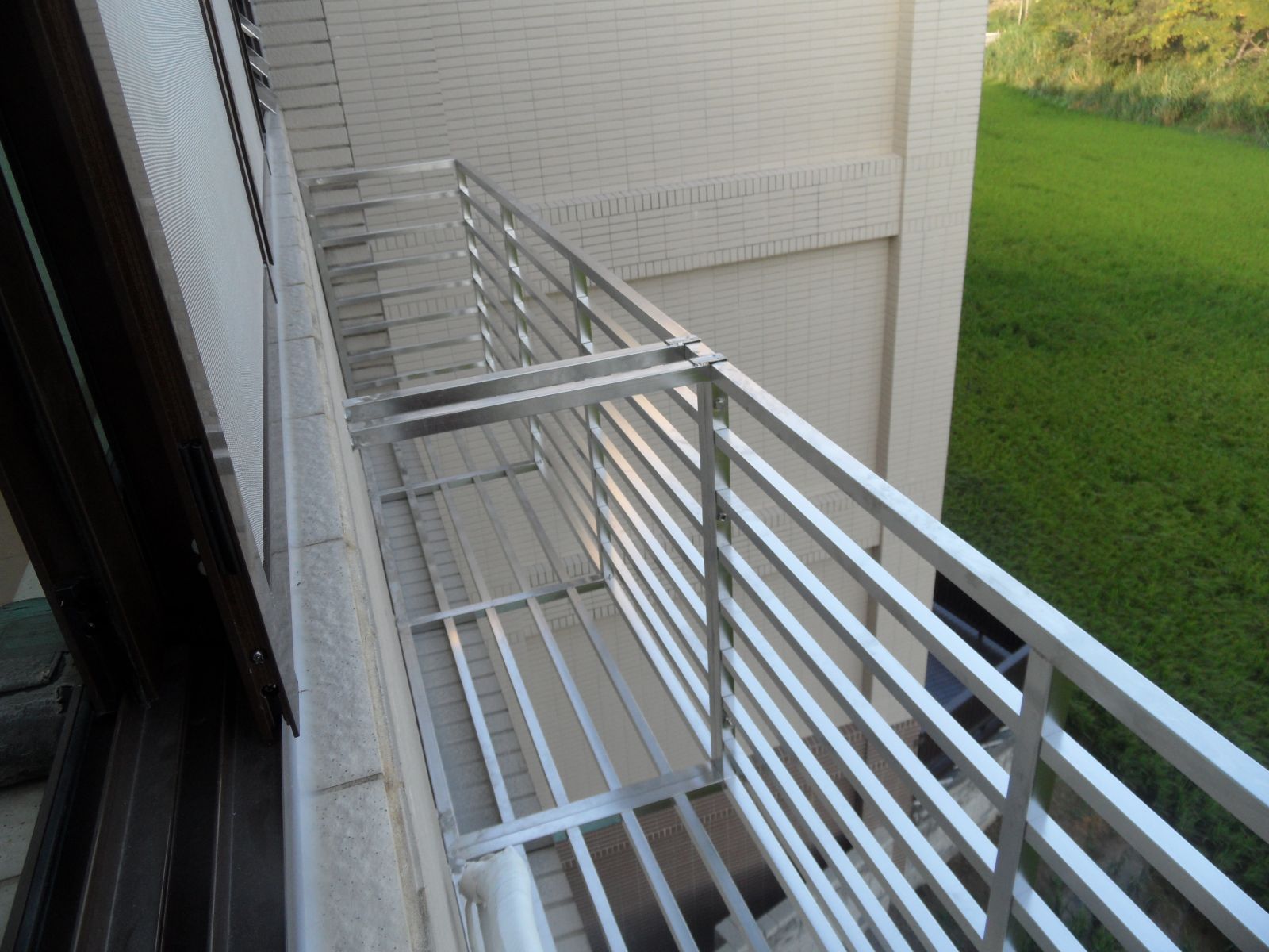 不銹鋼冷氣平台護欄靈活運用每一寸空間.讓陽台充分發揮新機能