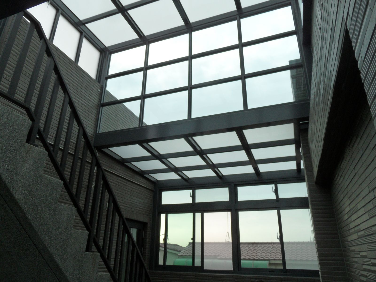 郡昌鋼鋁玻璃屋採光罩的專家~專業的品質讓您生活更精緻舒適