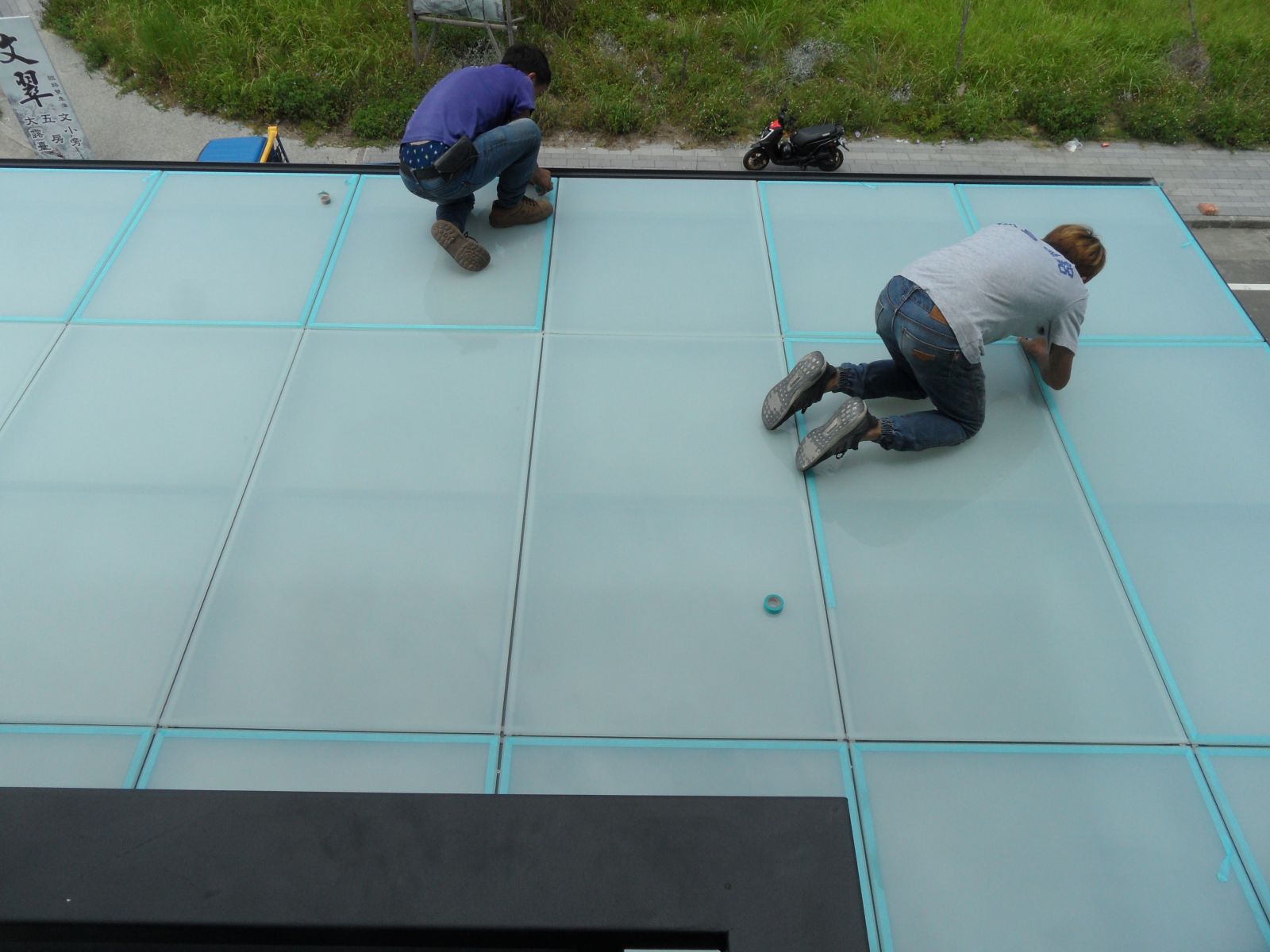 屋頂玻璃採用5+5膠合白膜玻璃,玻璃四邊貼紙膠帶