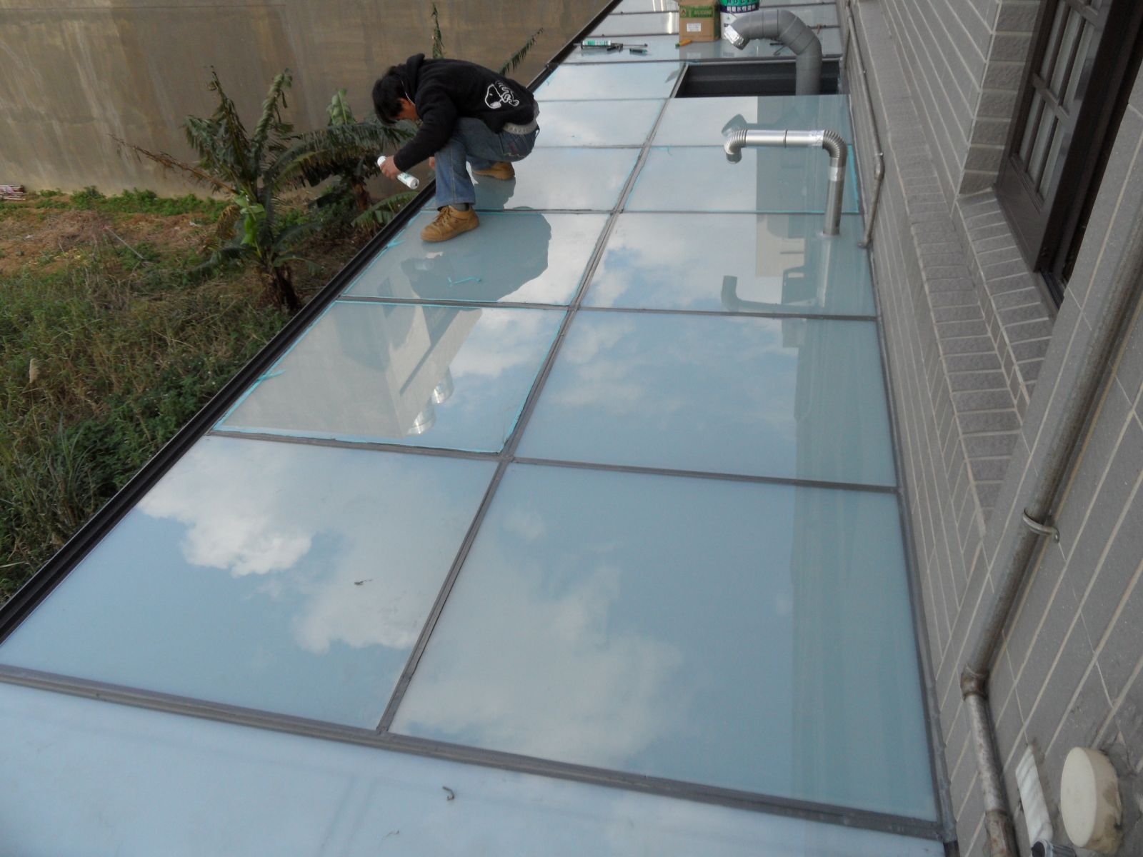 屋頂玻璃採用5+5膠合白膜玻璃,玻璃與玻璃間伸縮縫灌滿矽利康