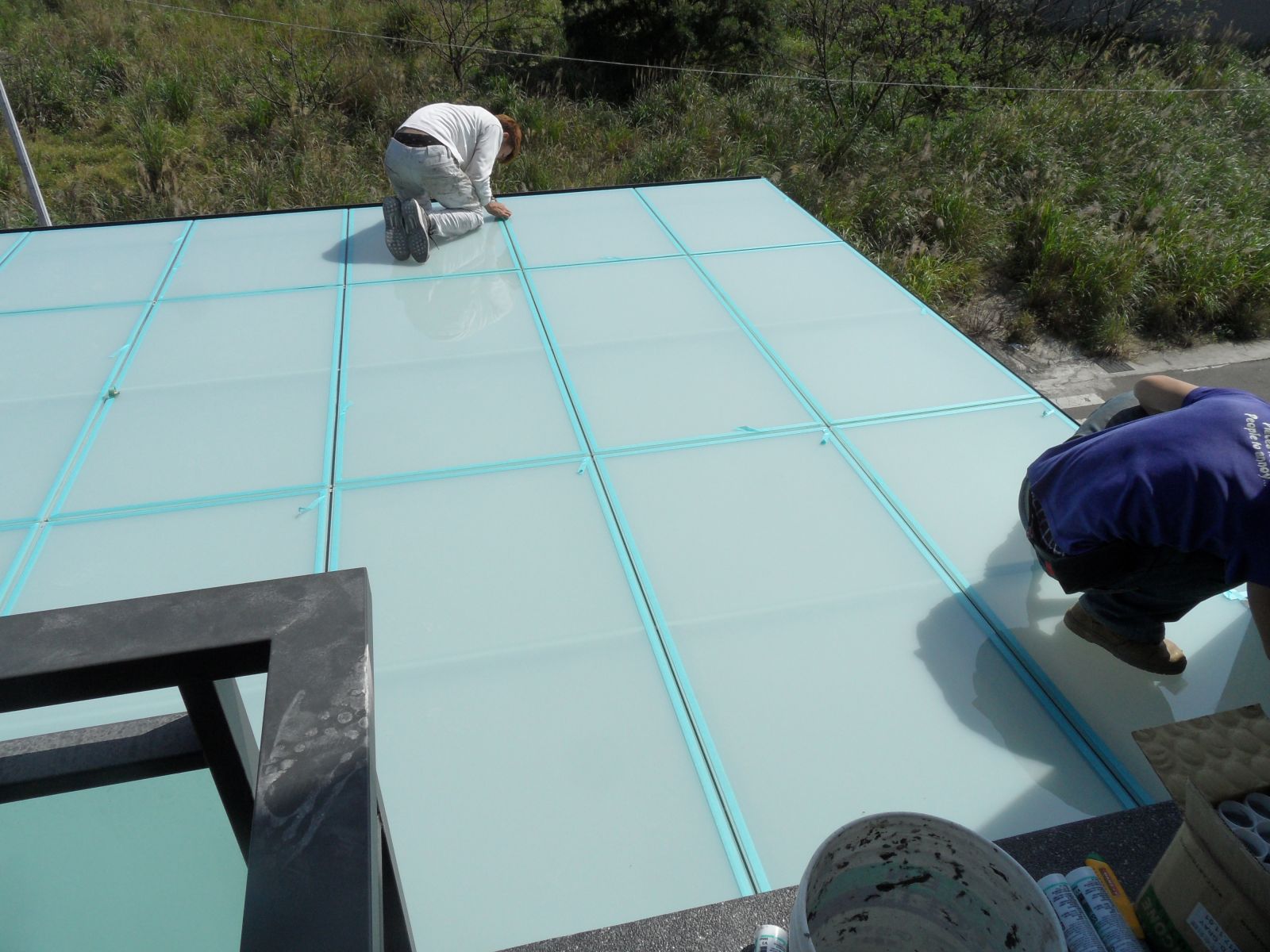 屋頂玻璃採用5+5膠合玻璃,玻璃四邊用紙膠帶黏貼,玻璃與玻璃間伸縮縫灌滿矽利康