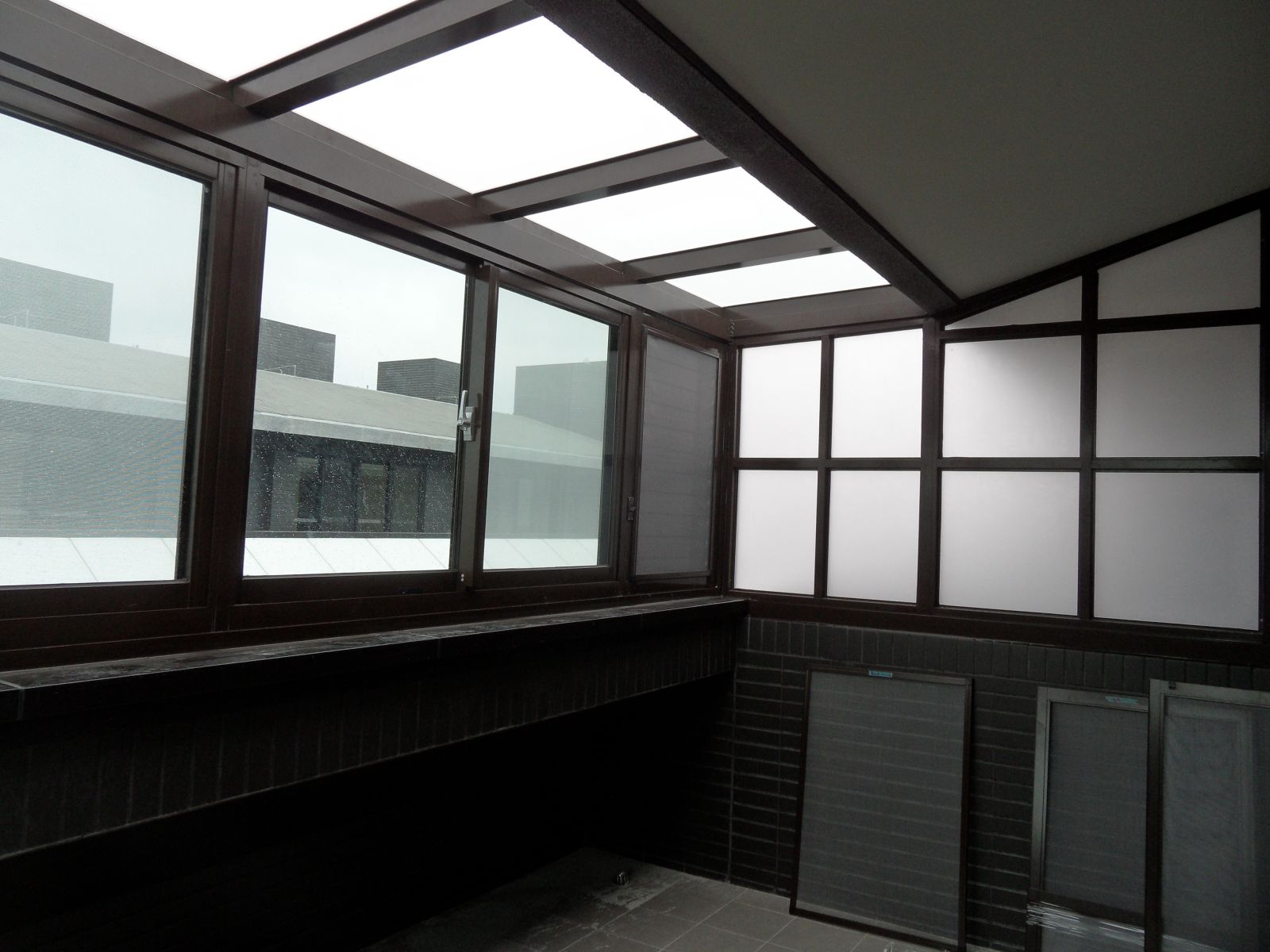 屋頂採用5+5膠合白膜玻璃,正面採用高級氣密窗8mm綠色強化玻璃搭配2組活動百葉窗