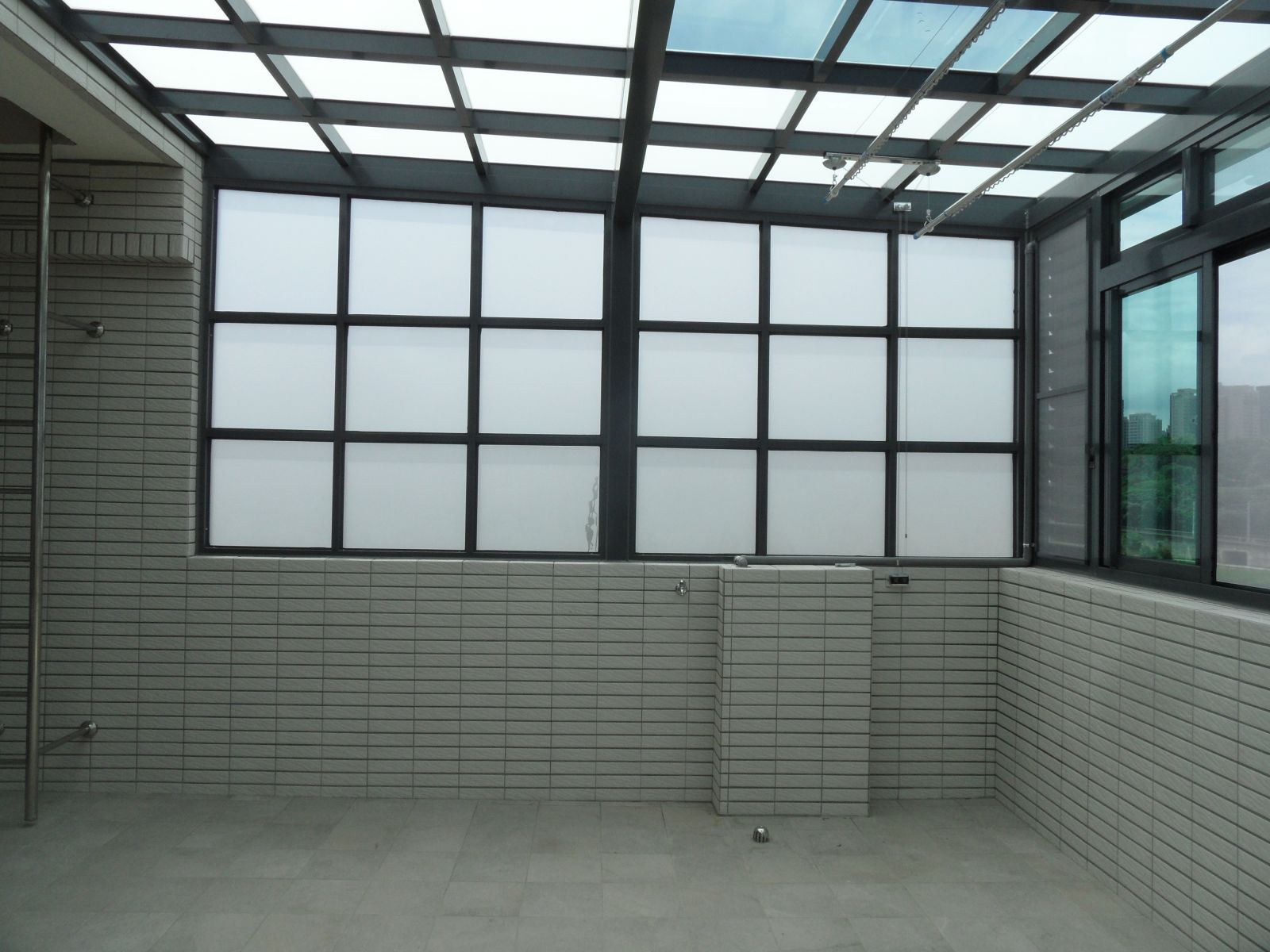 屋頂玻璃採用5+5膠合玻璃,左側建地部份採用固定窗豆腐格5mm噴砂強化玻璃(大約60cm*6