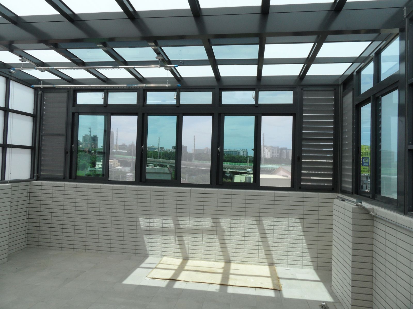 正面採用3組高級氣密窗5mm綠色強化玻璃搭配2組活動百葉窗(含紗窗)