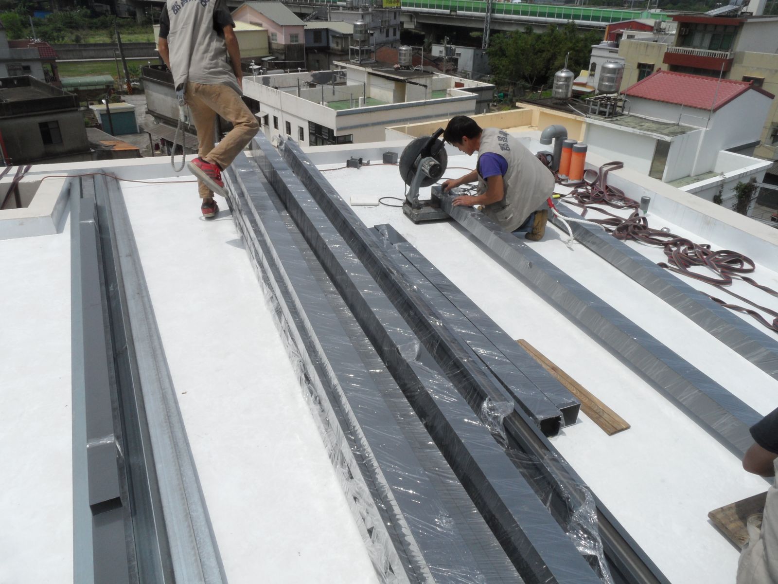 材料顏色採用鐵灰色系列,屋頂材質採用雙材質鋁+鋼